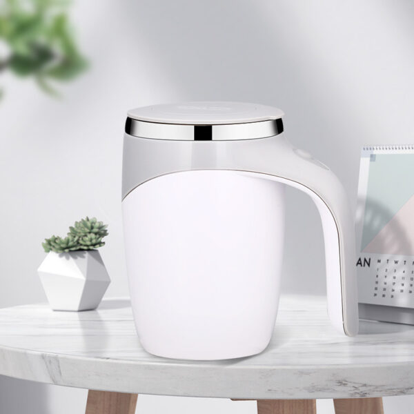 Taza de agitación automática recargable